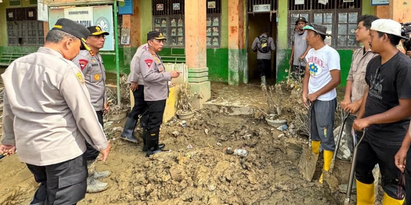 Kapolri Tinjau Pembersihan SD dan Masjid di Aceh Tamiang