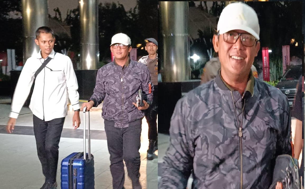 Bupati Lampung Tengah Tiba di KPK Tenteng Koper Sambil Senyum