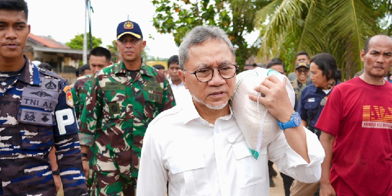 Zulhas Naikkan Bantuan Pangan Dua Kali Lipat Saat Tinjau Lokasi Bencana di Padang
