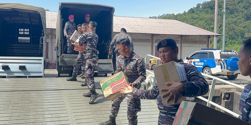 Distribusi Bantuan di Teluk Bayur