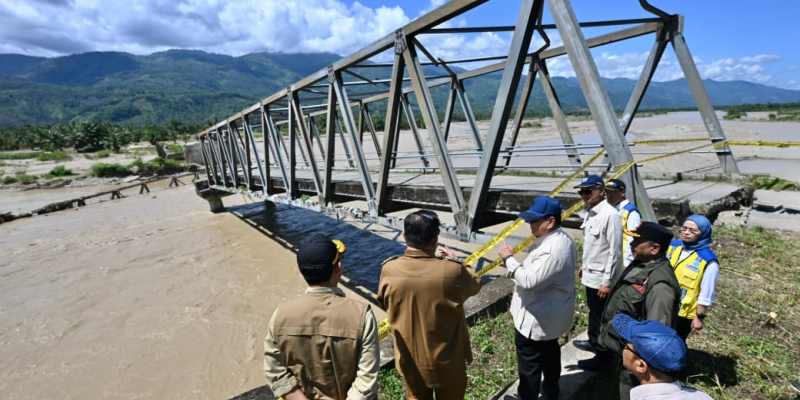 Prabowo Tinjau Jembatan Pante Dona yang Putus Diterjang Banjir