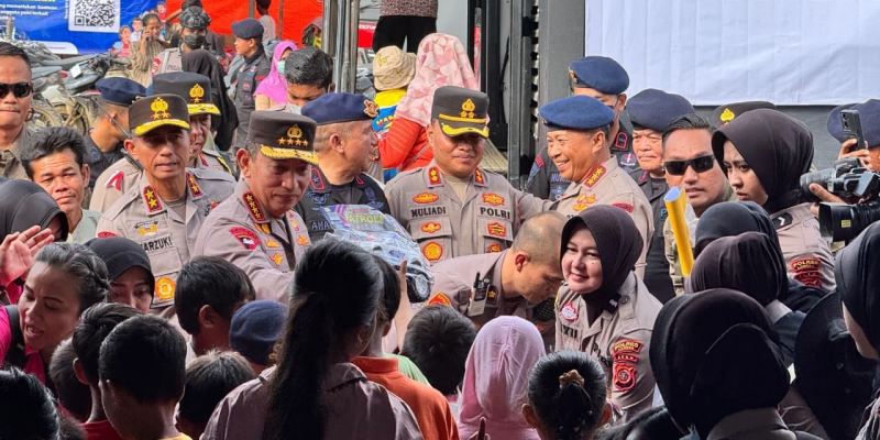 Kapolri dan Ibu Bhayangkari Serahkan Enam Truk Bantuan untuk Aceh Tamiang