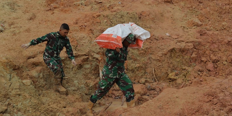 Satgas Tombak Sakti Terjang Medan Sulit Bawa Logistik ke Desa Terisolir