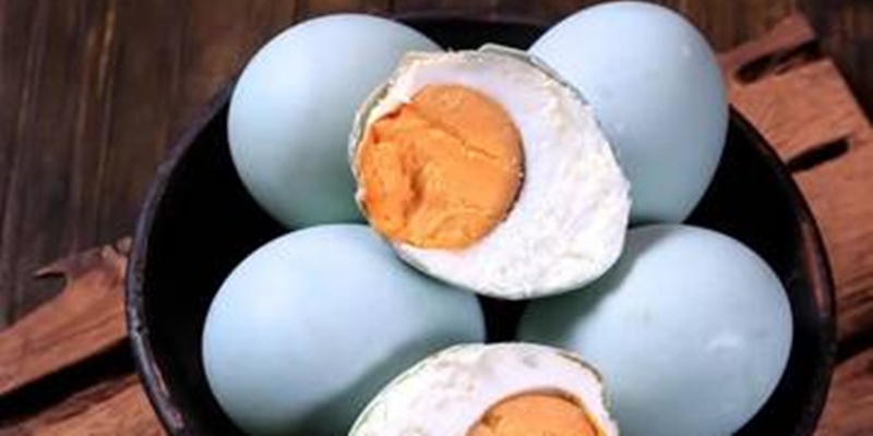 Pembuat Telur Asin Ketiban Cuan Besar Berkat Program MBG