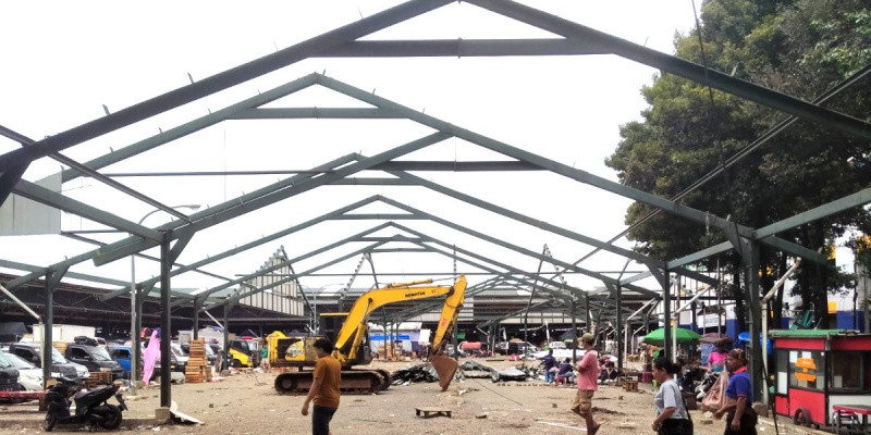 Pedagang Kramat Jati Terdampak Kebakaran Dipindahkan ke Lokasi Sementara