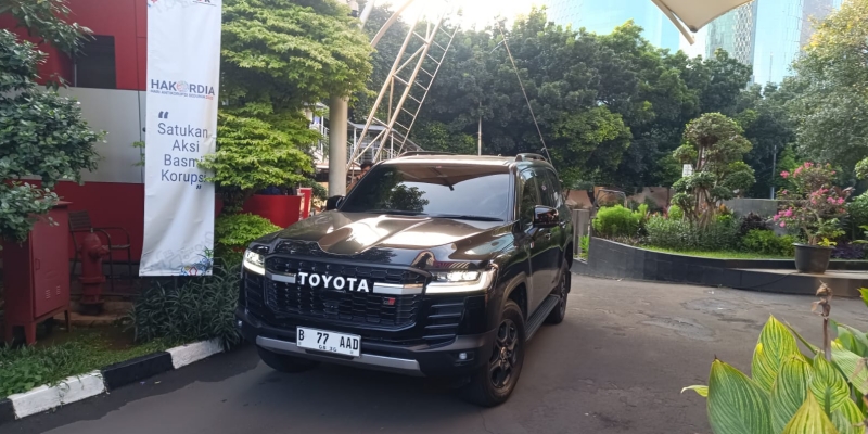 KPK Boyong Land Cruiser dari Rumah Bupati Bekasi Ade Kuswara