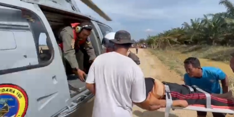 Evakuasi Warga Pakai Helikopter