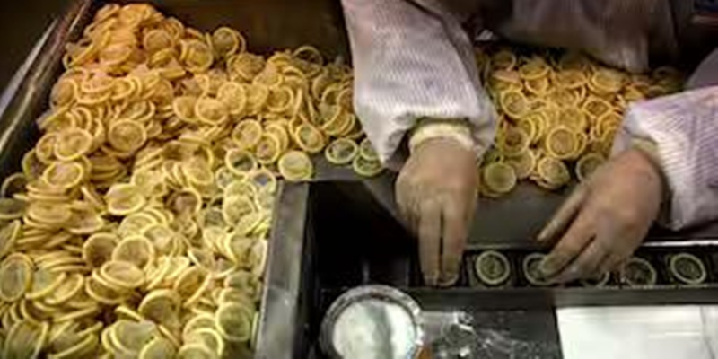 Perdana dalam Tiga Dekade, China Pajaki Alat Kontrasepsi