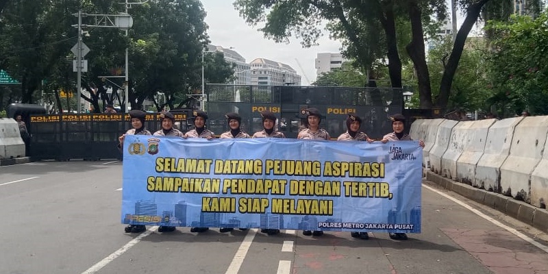 Polwan Sambut Pendemo