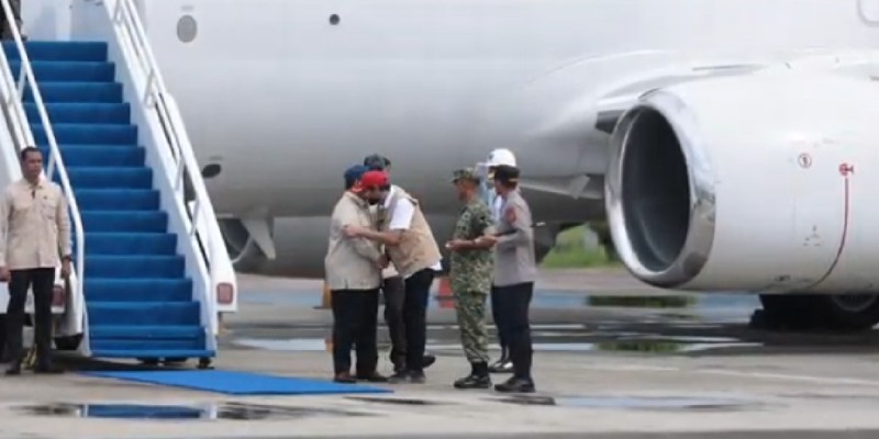 Prabowo Peluk Mualem Saat Tiba di Lanud Sultan Iskandar Muda Aceh