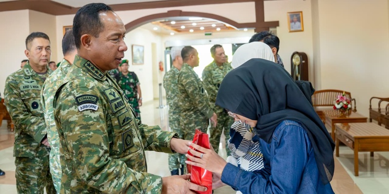 Panglima TNI Santuni Keluarga Prajurit yang Gugur saat Evakuasi Banjir