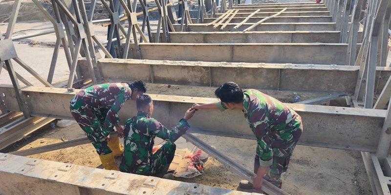 Zeni TNI AD Bangun Jembatan Lancarkan Akses Distribusi Bantuan