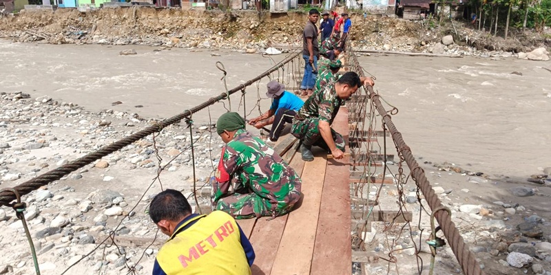 Gotong Royong Perbaiki Jembatan