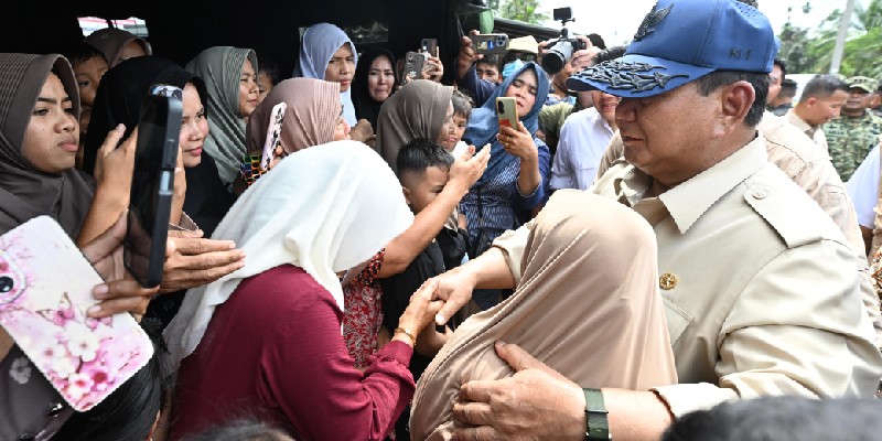 Prabowo Peluk dan Tenangkan Warga yang Menangis di Posko Pengungsian Bireuen