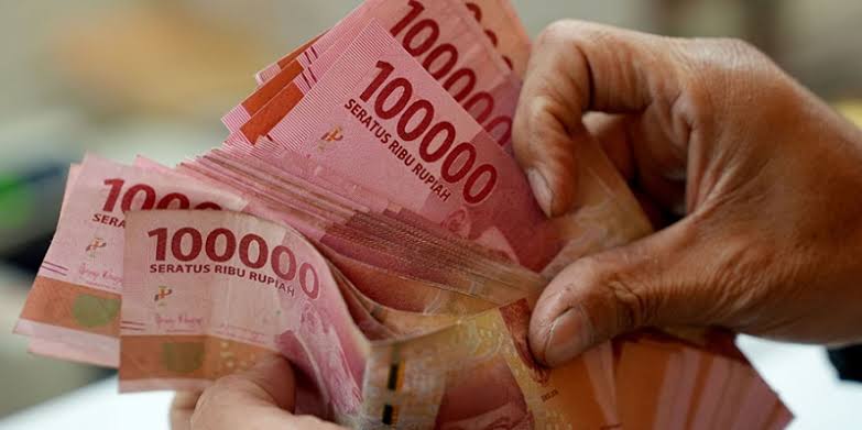 Rupiah Terus Melemah Siapa Untung?