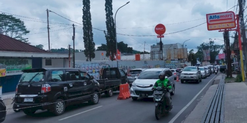 Jalan Raya Lembang Bandung Padat Merayap