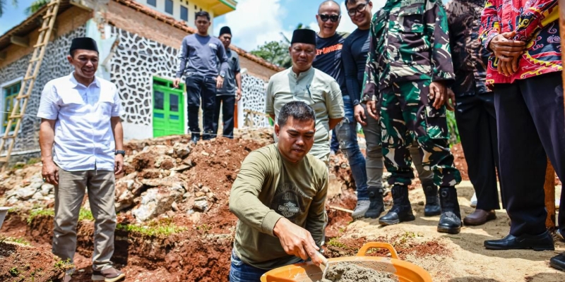 Haji Suryo Bangun Masjid di Tanah Kelahiran