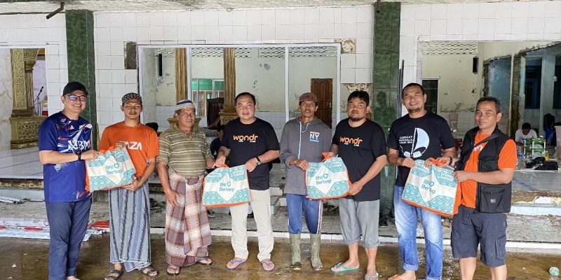 BNI Turun Langsung Bersihkan Material Banjir di Masjid Darul Aman Agam