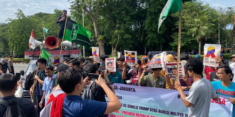 Mahasiswa Indonesia Bentangkan Spanduk "Save Venezuela"