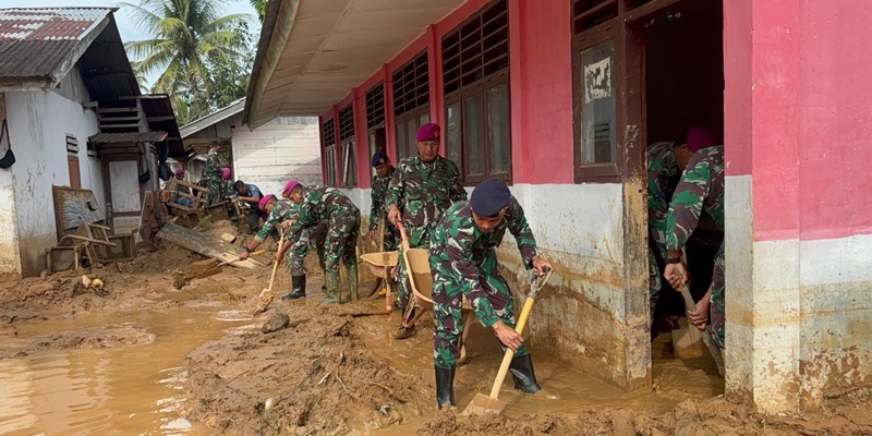 Bersihkan Lumpur Pulihkan Sekolah