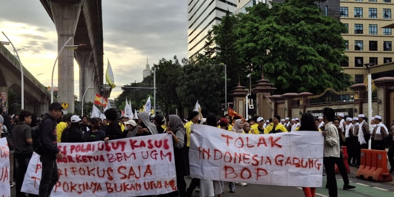 Pendemo Atribut Serba Hitam Desak Teror Ketua BEM UGM Diusut