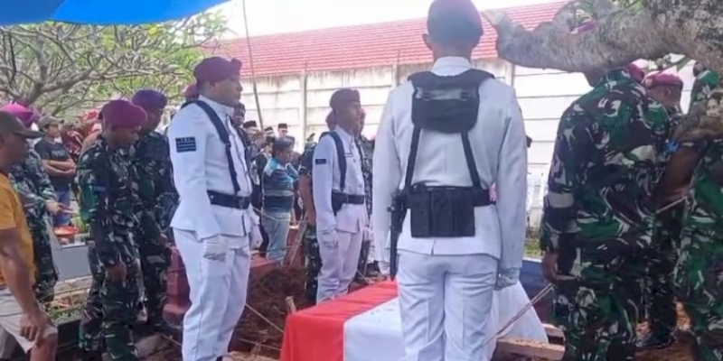 Isak Tangis Keluarga Iringi Pemakaman Praka Hamid Korban Longsor Cisarua