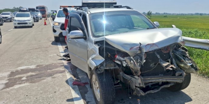 Ringsek, Tiga Kendaraan Kecelakaan Beruntun di Tol Semarang-Batang