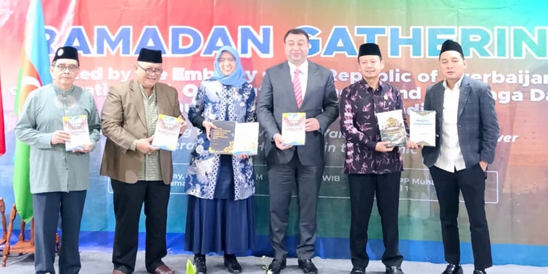 Cucu Pendiri Ponpes Modern Gontor Terima Empat Buku Beni Pramula