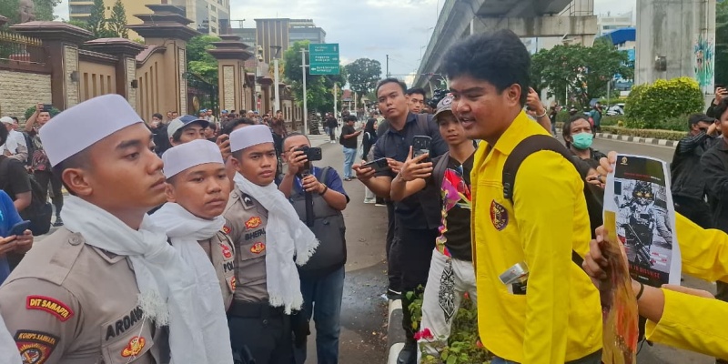 Pendekatan Humanis Polisi Layak Jadi Role Model Penanganan Demo