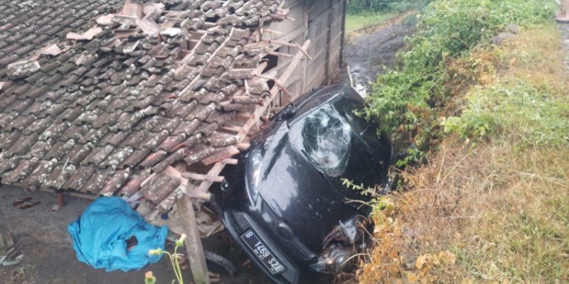 Arahan Google Maps, Mobil Terjun Timpa Rumah Warga