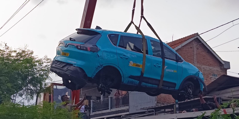 Taksi Green SM Ringsek Dievakuasi dari Pinggir Rel di Bekasi Timur