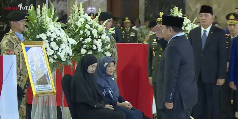 Ada Pesan di Balik Bahasa Tubuh Prabowo saat Penghormatan Terakhir 3 Prajurit TNI