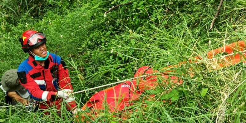 Evakuasi Dramatis! Mayat Wanita di Lereng Cidadap Ditemukan Hancur