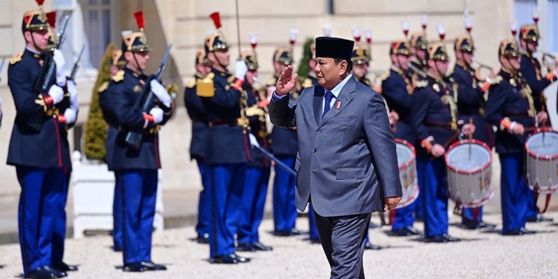 Prabowo Disambut Pasukan Kehormatan saat Temui Macron di Istana Élysée