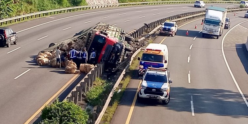 Truk Pengangkut Tembakau Terguling di Ruas Tol Jangli-Gayamsari