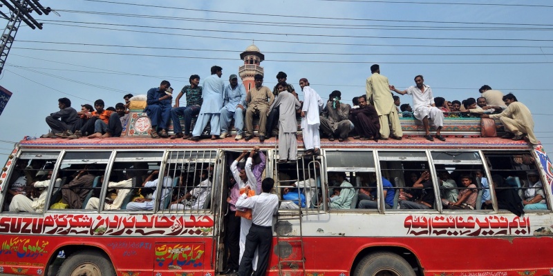 Pakistan Gratiskan Transportasi Umum Buntut Demo Kenaikan BBM