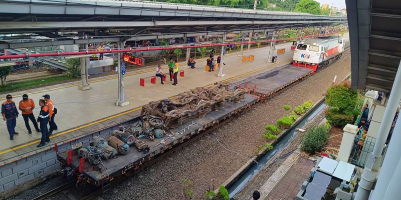 Rangkaian KRL Terdampak Tabrakan di Bekasi Timur Mulai Dievakuasi, Dipreteli Bertahap