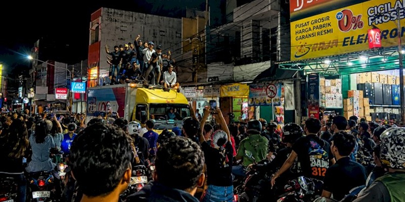 Ribuan Bobotoh Turun ke Jalan Rayakan Kemenangan Persib Atas Persija