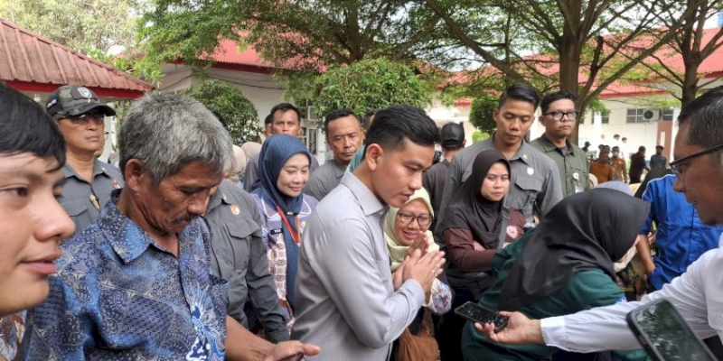 Antusias Warga Pecah saat Gibran Bagikan Kaus Simbol "G"