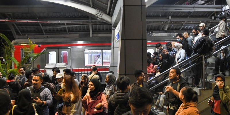 Tiga Jam Operasional KRL Rangkasbitung Lumpuh