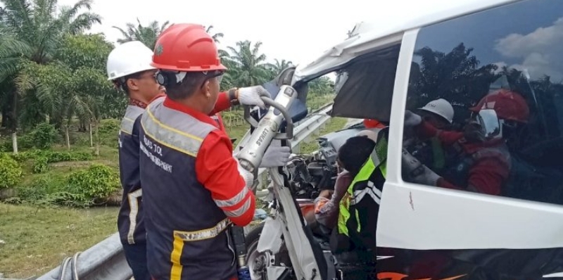 Ambulans Angkut Jenazah Hantam Truk, Dua Orang Tewas