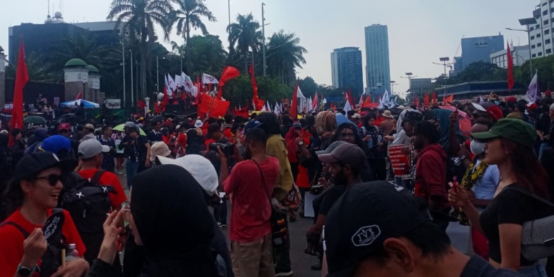 Massa Buruh Terus Berdatangan dan Penuhi DPR