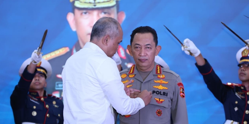 Kapolri Dianugerahi Tanda Kehormatan Adhi Bhakti Senapati
