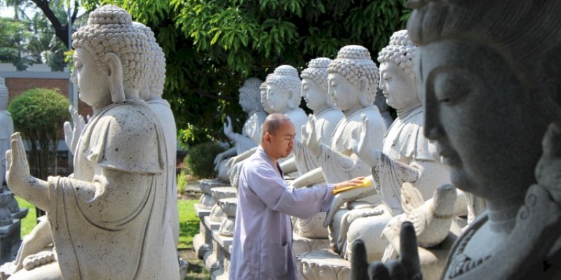 Bersih Altar Suci Hati, Tradisi Unik Jelang Waisak di Vihara Mahavira Graha