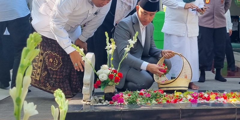 Gibran Tabur Bunga di Makam Pendiri NU Mbah Wahab