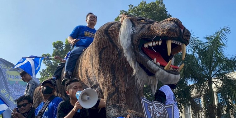 Rayakan Persib Juara, Replika Maung Raksasa Bomber Guncang Asia Afrika