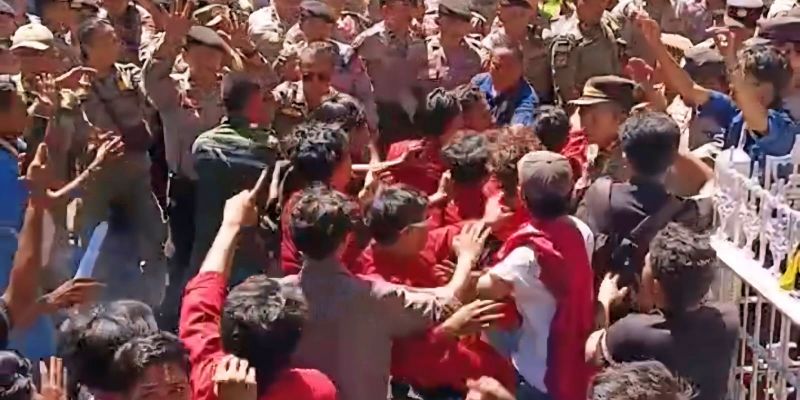 Ricuh di Kantor Gubernur NTB, Tiga Mahasiswa Dipukul Satpol PP