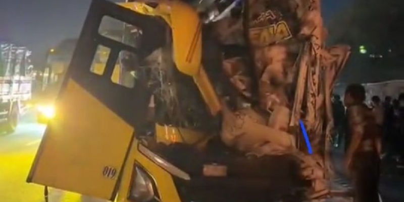 Bus Pembawa Siswa SMPN 2 Brangsong Tabrak Truk di Tol Cipali
