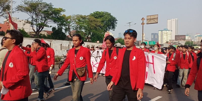 Massa Makin Menyemut, Giliran Mahasiswa Mercu Buana Kepung DPR