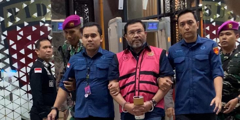 10 Jam Diperiksa, Sony Sonjaya Bungkam Saat Digiring ke Mobil Tahanan